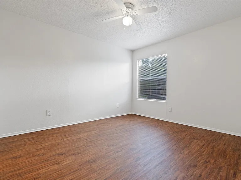 Langtry Apartments — Photo 15