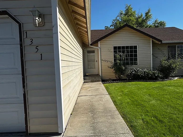 1351 Yost Cir NE — Photo 3