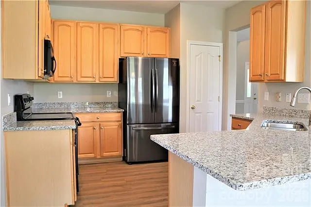 5 bed, 2.5 bath, 2711 sqft, $2,500 — Photo 4