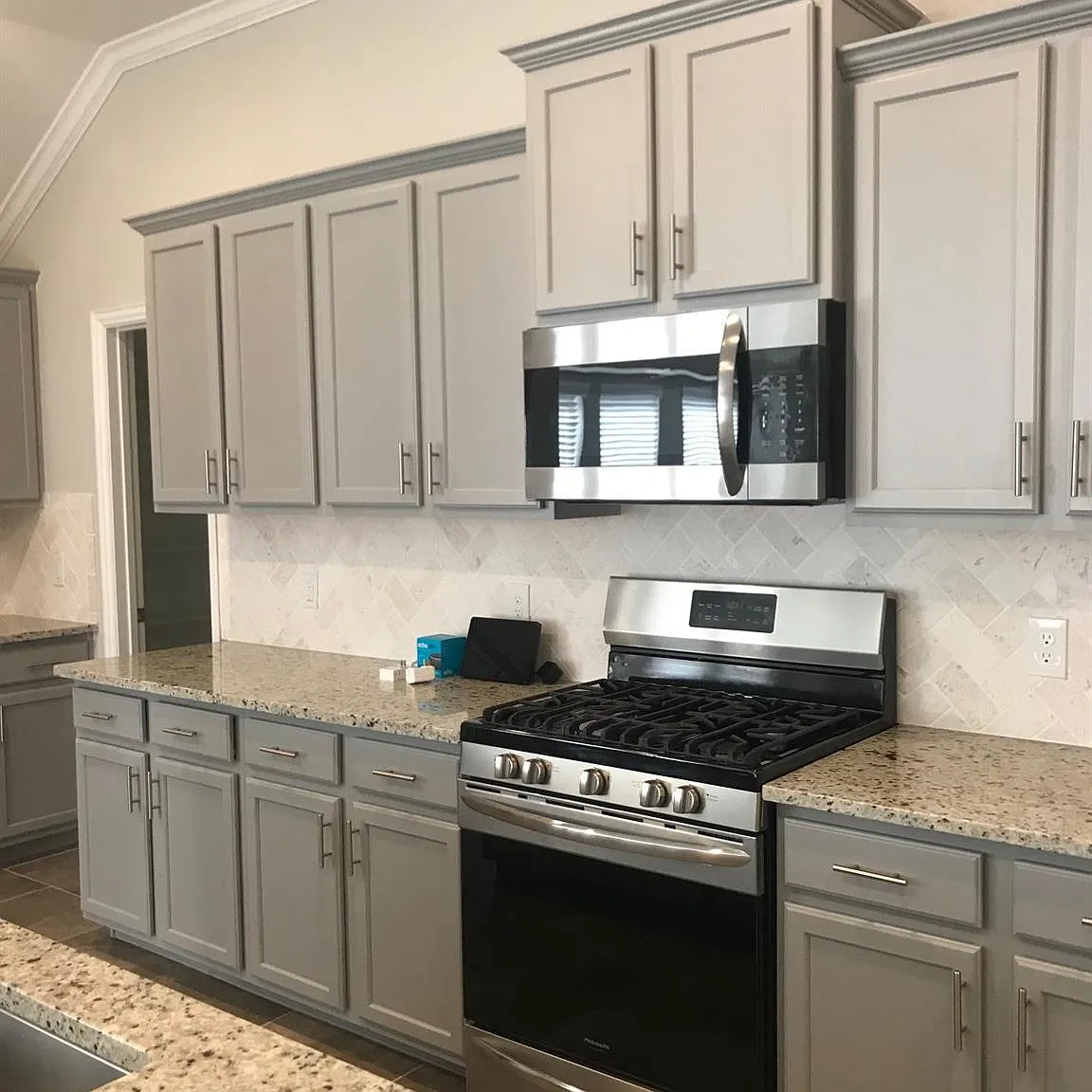4 bed, 3.0 bath, 2414 sqft, $2,600 — Photo 4