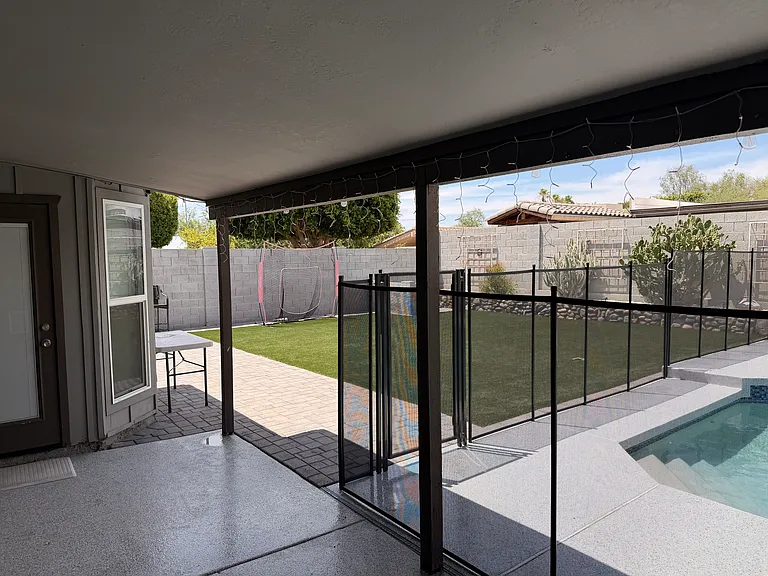 910 E Beck Ln — Photo 9