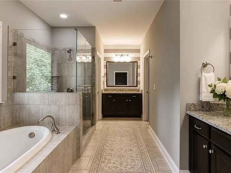 914 Canterbury Ln NE — Photo 14