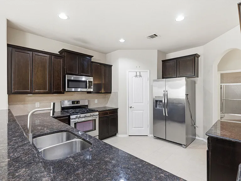 1115 Dickenson Dr — Photo 15