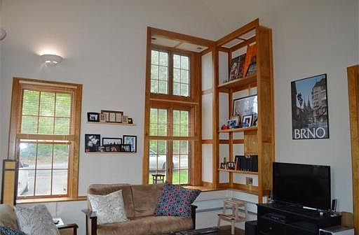 4th image of 339 Purchase St