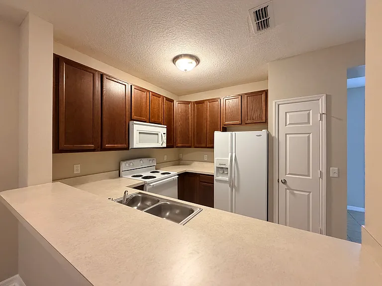 10325 Regent Square Dr #605 — Photo 3