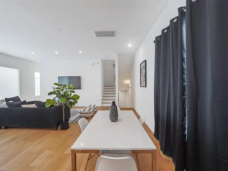 3511 Bell St — Photo 2
