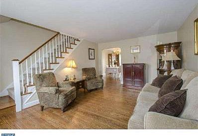 3rd image of 1122 Myrtlewood Ave