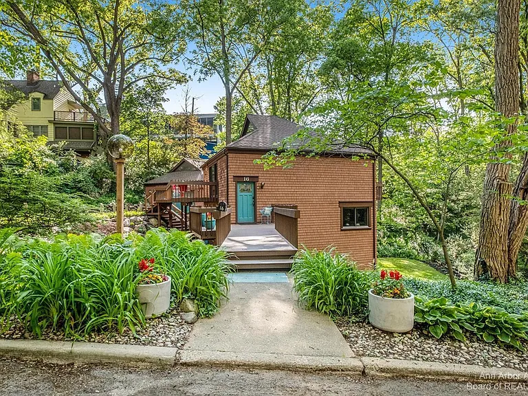 16 Harvard Pl — Photo 1