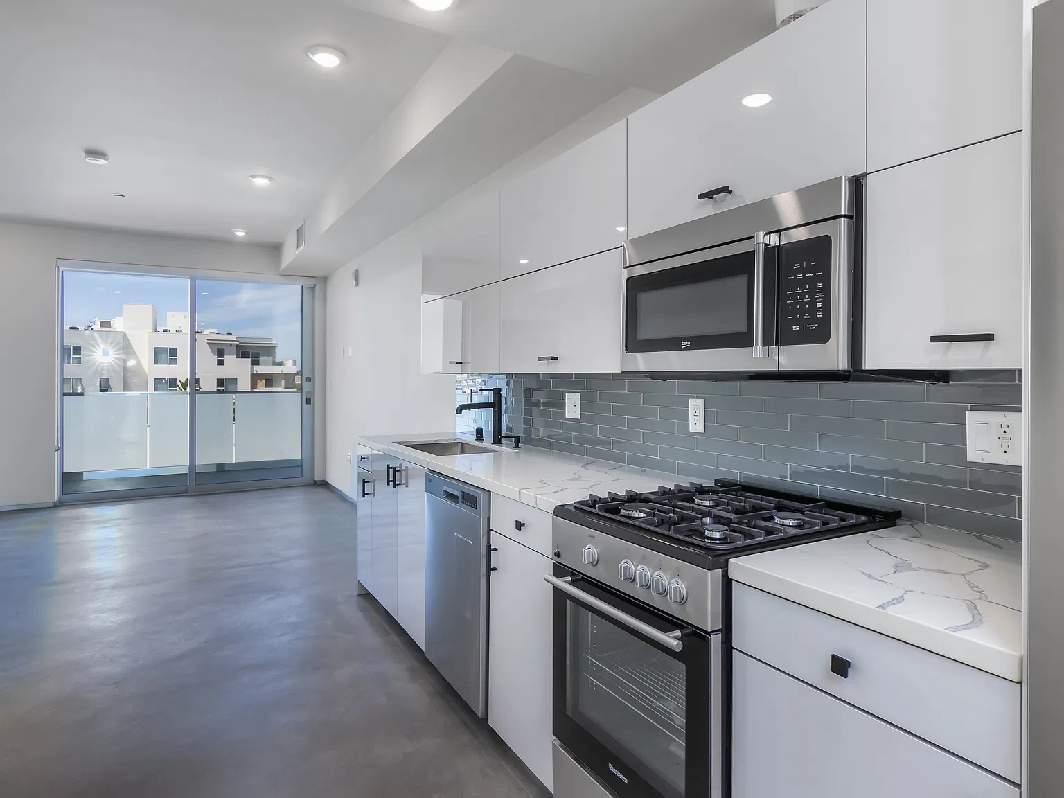 Studio, 500 sqft, $2,500 — Photo 1