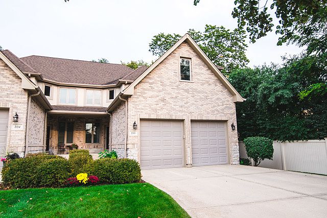 1st image of 700 Fairmont Ct
