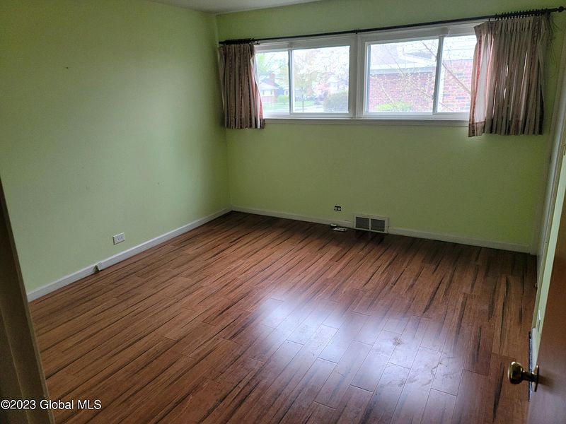 5th image of 28 Colonial Avenue