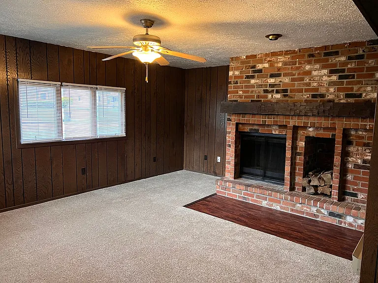 155 N Roanoke Ave — Photo 19