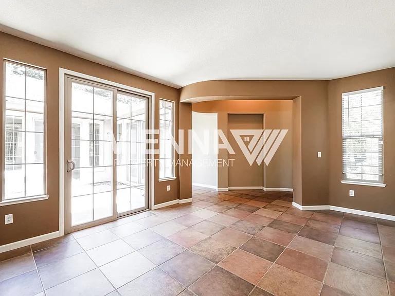 1014 Waterford Dr — Photo 9