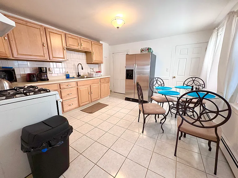 285 Roxbury St — Photo 3