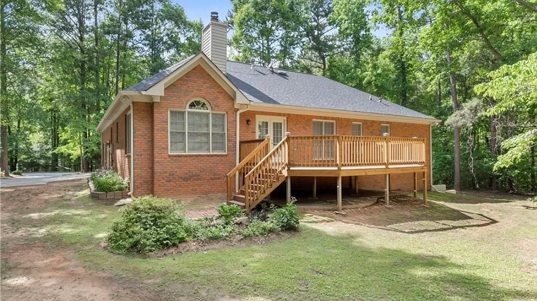 3 bed, 2024 sqft, $3,000 — Photo 1