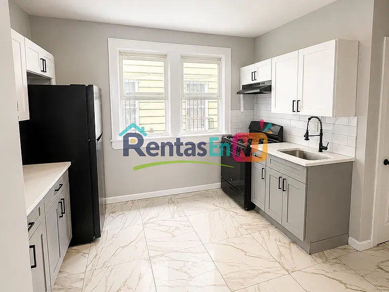 100 Smith St #1B — Photo 1
