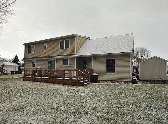 4th image of 100 Valley Ln
