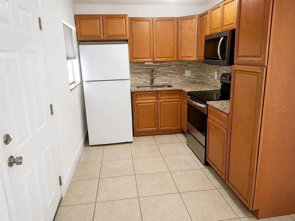 3 bed, 1.0 bath, 836 sqft, $1,249 — Photo 2