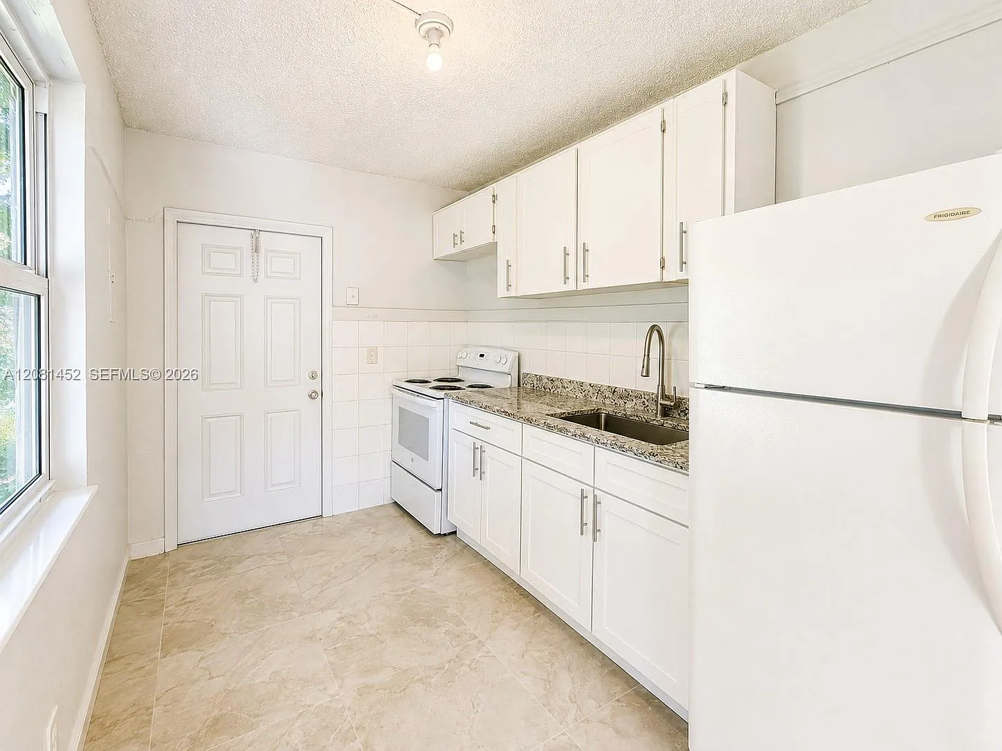 2 bed, 1.0 bath, 728 sqft, $1,900 — Photo 2