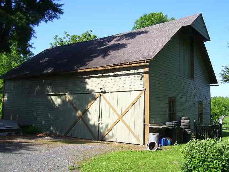 3rd image of 870 MALTA AV