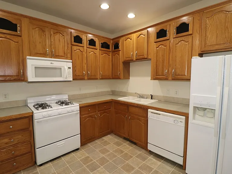 2120 Thompson Dr — Photo 8