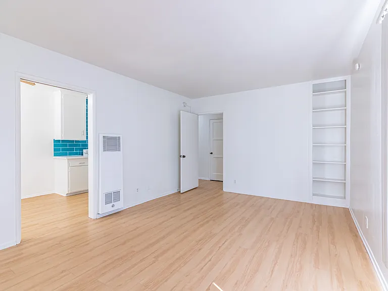 Gayley Manor Apartments — Photo 26