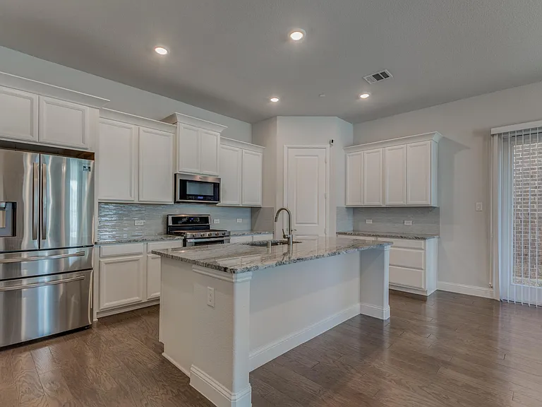 1366 Elaine Dr — Photo 3