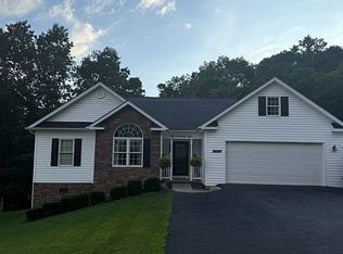 203 Willow Ln, Bluefield, VA 24605