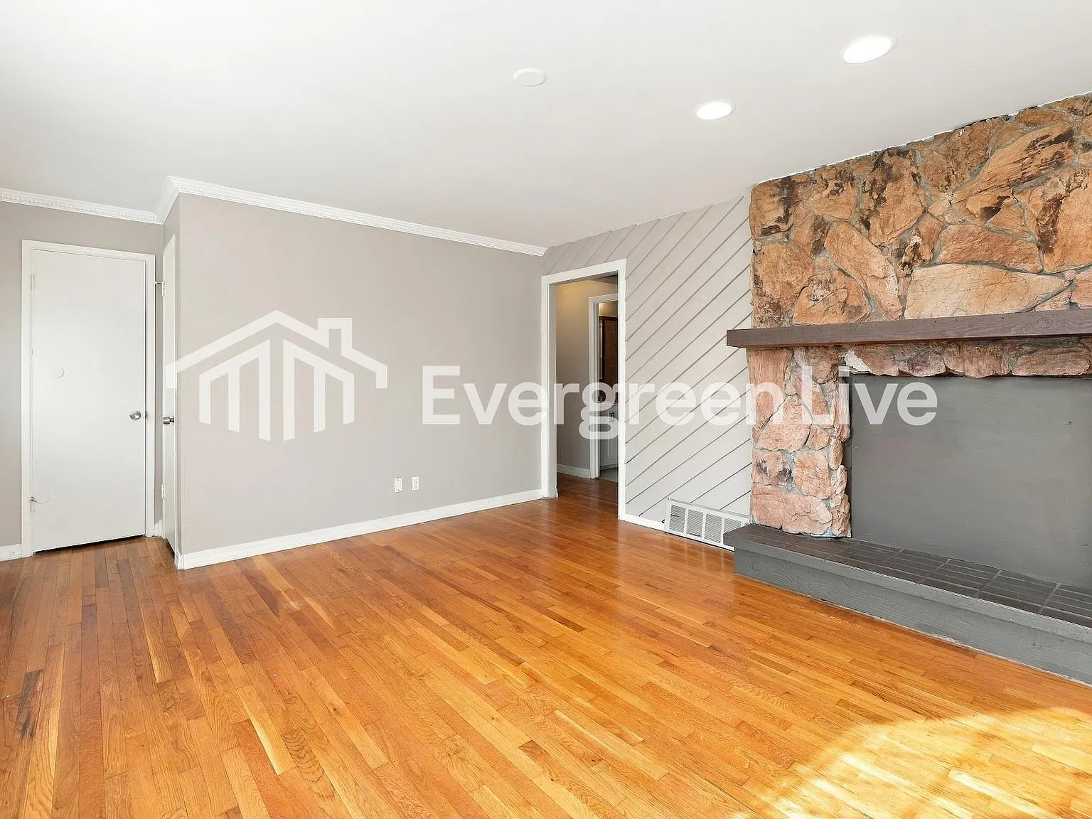 2 bed, 1.0 bath, 945 sqft, $1,345 — Photo 3
