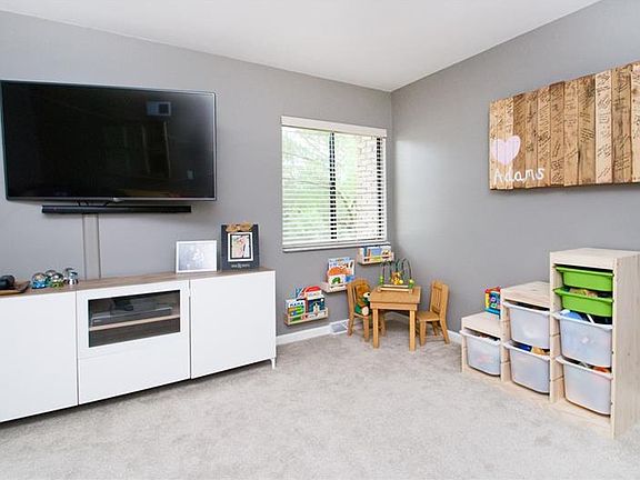 4th image of 301 Williamsburg Ln