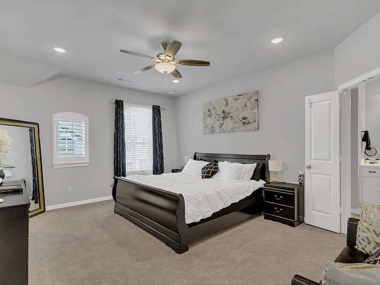 3908 Lucan Ln — Photo 20