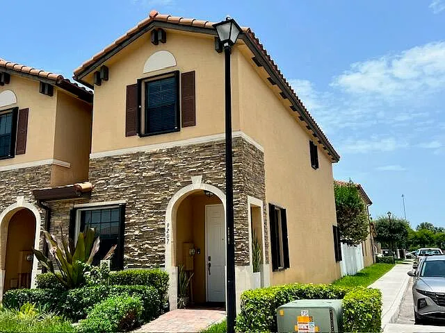 3 bed, 2.5 bath, 1545 sqft, $3,200 — Photo 2