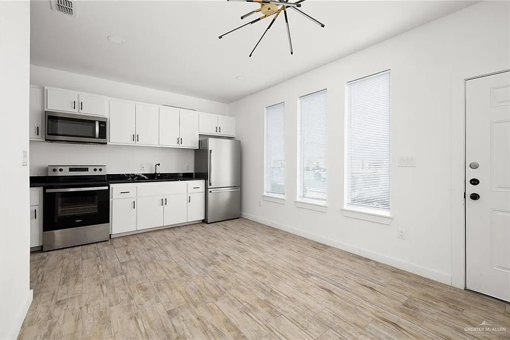 2 bed, 1.0 bath, 562 sqft, $900 — Photo 2