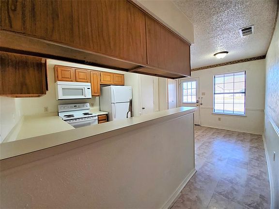 4th image of 3028 N Bell Ave