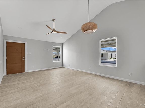3rd image of 1301 E Hibiscus Ave