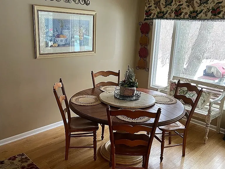 1073 W Elm St — Photo 9