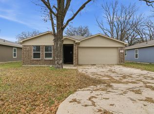 104 Holiday Dr, Mabank, TX 75156