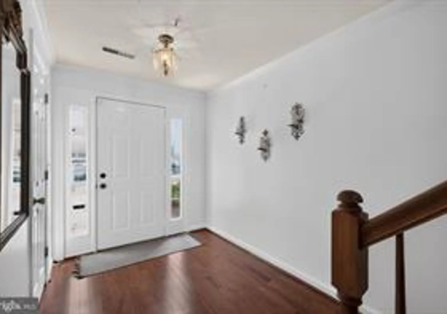 Nestled In Teh Charming Goshen Estates With Single Family Home — Photo 2