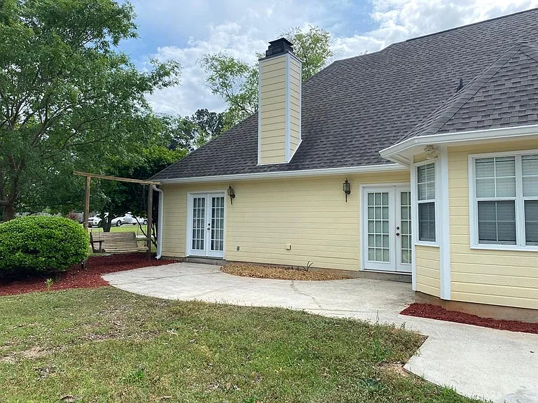 300 Greenview Ct — Photo 2