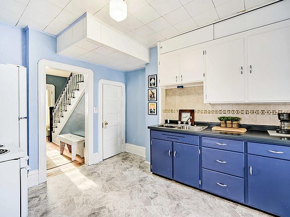 4th image of 323 St Claire Street
