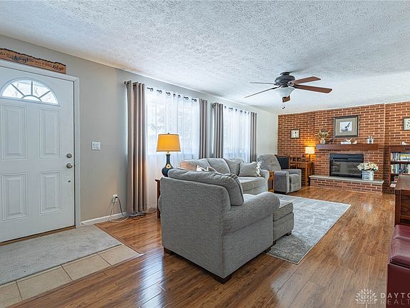 2nd image of 8 Boundbrook Dr