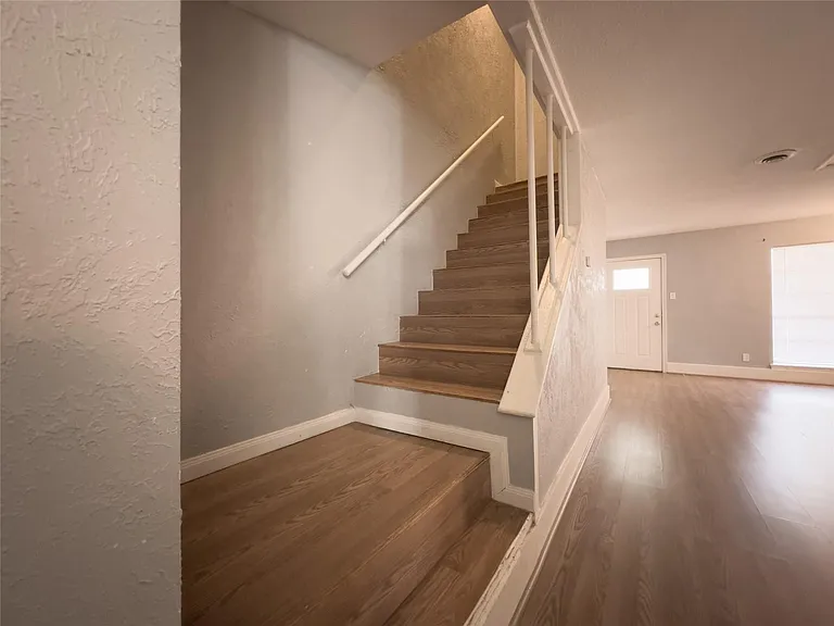 122 N Iowa Ave #4 — Photo 15