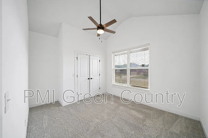 3 bed, 2.5 bath, 2313 sqft, $2,440 — Photo 4