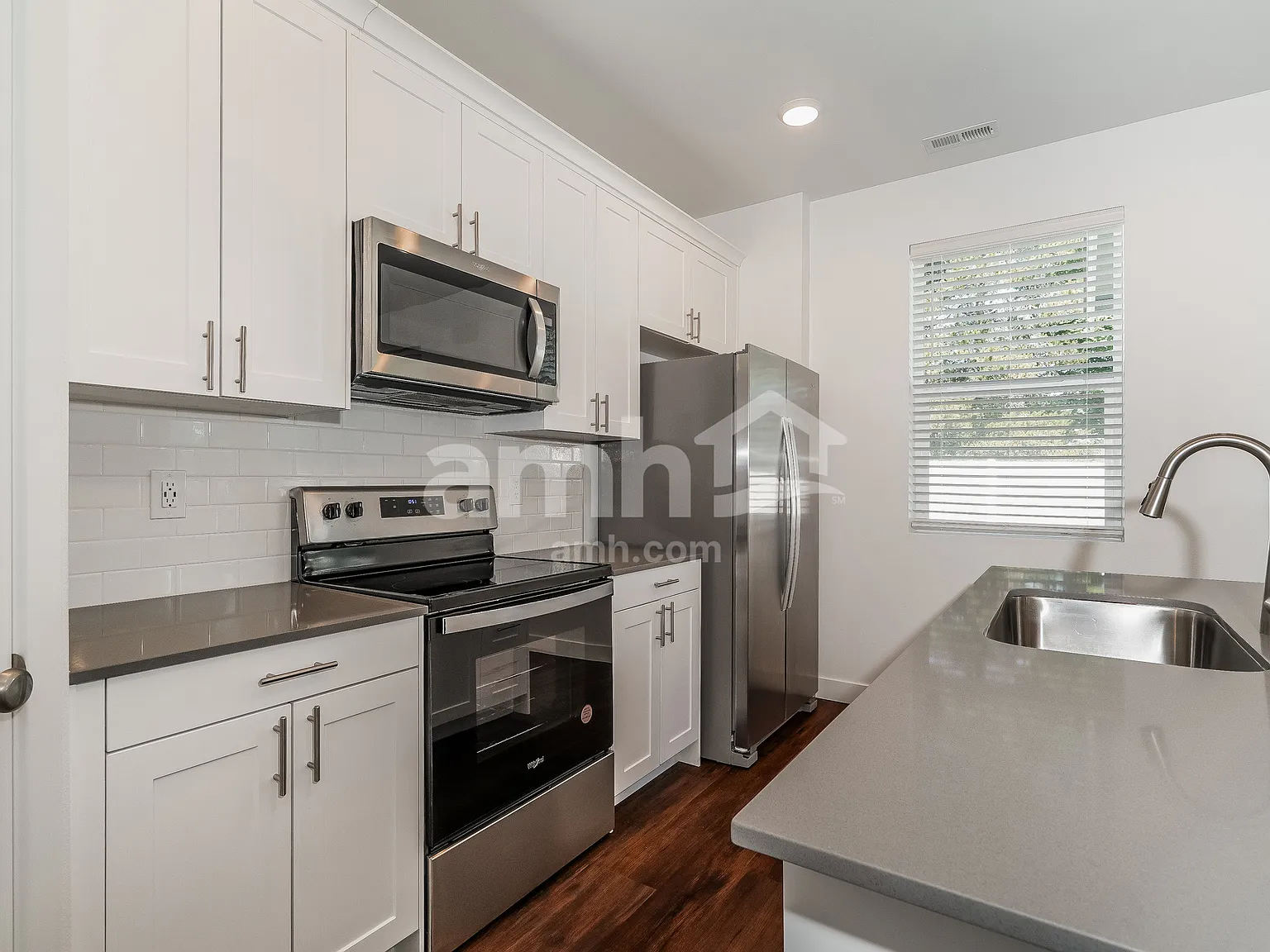 3 bed, 2.5 bath, 1691 sqft, $3,010 — Photo 3