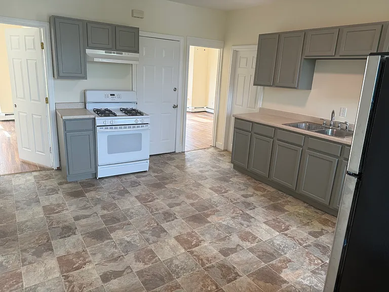 20 Peach Ave #2 — Photo 5