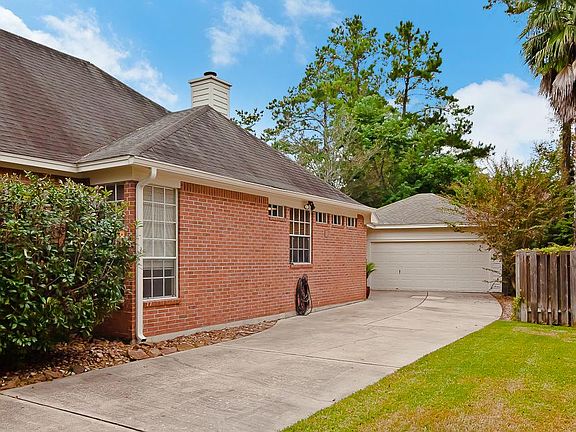 Detached garage with plenty of parking space for guests in drive.