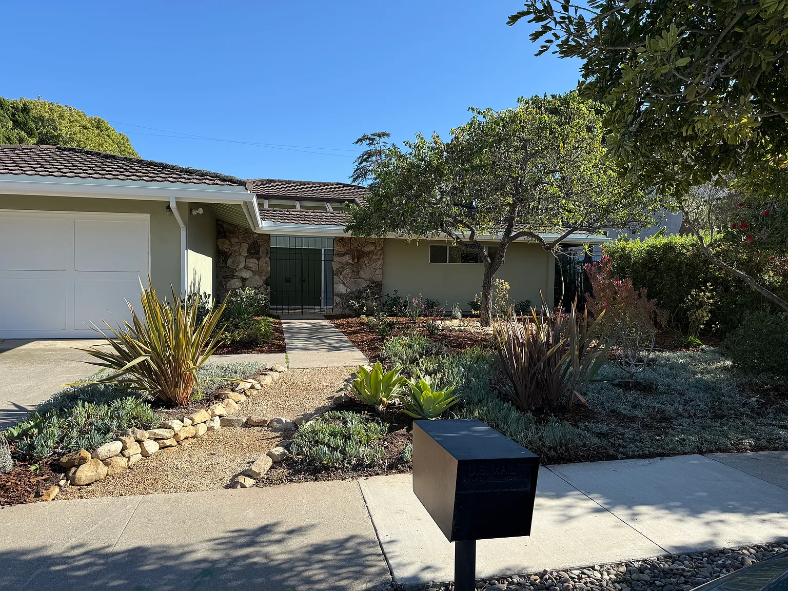 3 bed, 2.5 bath, 1970 sqft, $8,550 — Photo 2