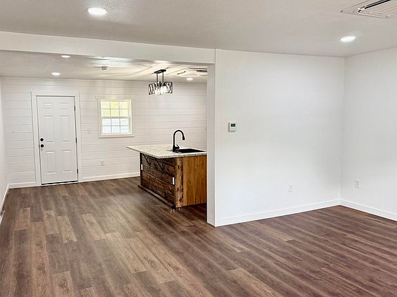 5th image of 308 Oak St