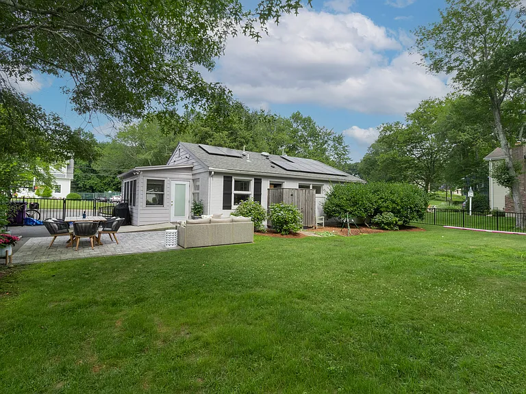 24 Hamilton Dr — Photo 25