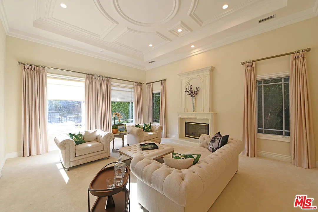 512 N Roxbury Dr